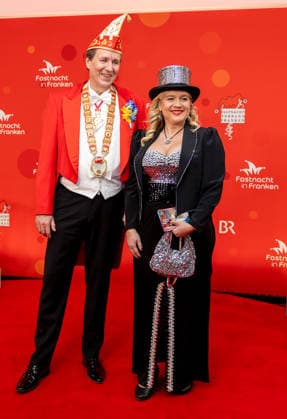 Im Bild: v.li. Der Praesident des Fastnachtsverband Franken, Marco Anderlik mit der ehemaligen Ministerin, jetzigen Landtagsabgeordneten und heutigen Zirkusdirektorin, Melanie Huml (CSU) Veitshoechheim, Mainfrankensaele, 06.02.2026, Fastnacht in Franken 2026 Copyright: HMBxMedia xJulienxBecker