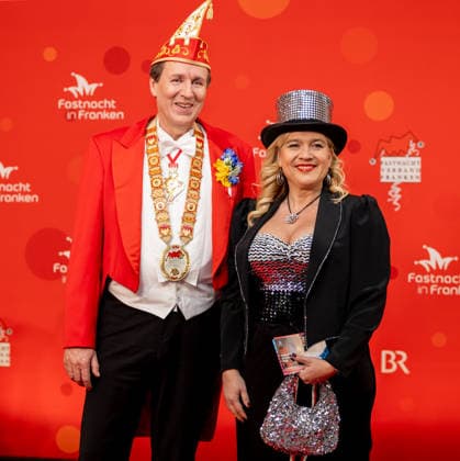 Im Bild: v.li. Der Praesident des Fastnachtsverband Franken, Marco Anderlik mit der ehemaligen Ministerin, jetzigen Landtagsabgeordneten und heutigen Zirkusdirektorin, Melanie Huml (CSU) Veitshoechheim, Mainfrankensaele, 06.02.2026, Fastnacht in Franken 2026 Copyright: HMBxMedia xJulienxBecker