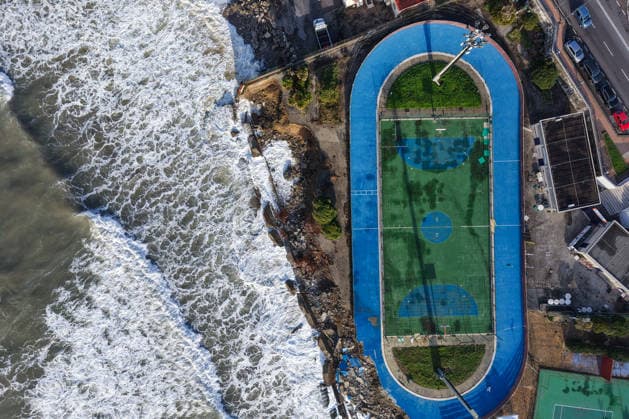 News Bilder des Tages Landslides And Coastal Erosion In Campania Coastal erosion caused by a strong storm surge destroys the ice rink on the Gulf of Salerno, Italy, on February 7, 2026. Campania Italy  Copyright: xPaoloxManzox originalFilename: manzo-notitle260207_np1hm.jpg