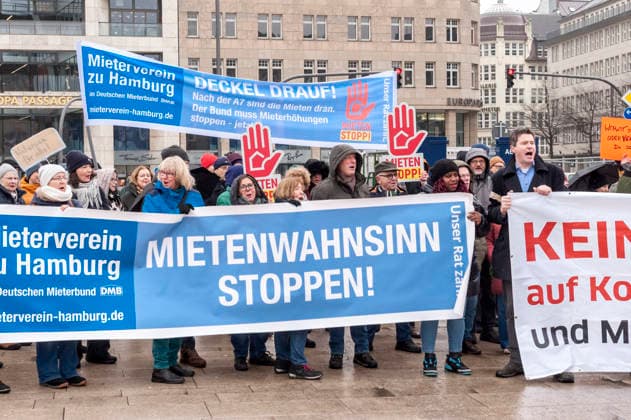 News Bilder des Tages Kundgebung des Mietervereis zu Hamburg 20260207ad383 Mieterverein zu Hamburg Solidaritätskundgebung Kundgebung Mietendemo gegen den Mietenwahnsinn Hamburger Wohnungsmarkt, Angst vor Eigenbedarfskündigungen, Verdrängung und Wohnungsverlust drastische Mieterhöhungen, explodierende Nebenkosten sehr hohe Neuvertragsmieten (Dr. Rolf Bosse, Vorsitzender des Mietervereins zu Hamburg) Demonstration, Protest, Mieter, Mieterinnen, Mietrecht, Stadtraum, Banner, Transparente, Plakate, Aktivisten, Bürger, Öffentlichkeit, Stadt, Innenstadt, Sozialpolitik, Wohnpolitik, Sanierung, Modernisierung, Mietkosten, Mietsteigerung, Wohnraum, Stadtgesellschaft, Initiative, Mieterinitiative, Versammlung, politisch, sozial, öffentlich, städtisch, urban, fri Copyright: xAchimxDuwentästerx
