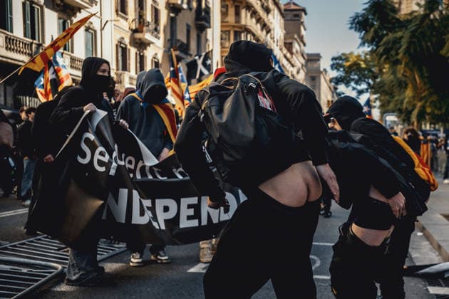 News Bilder des Tages February 7, 2026, Barcelona, Catalonia, Spain: Young Catalan demonstrators provoke in front of a station of the Spanish National Police during a pro-independence rally. Barcelona Spain - ZUMAo105 20260207_fap_o105_017 Copyright: xMatthiasxOesterlex