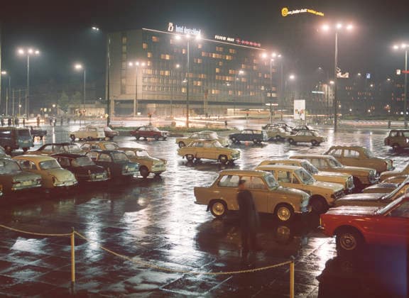 20.12.1964, Leipzig, Bezirk Leipzig, DDR - Hotel Deutschland (zwischenzeitlich Hotel am Ring) am Augustusplatz. (60er Jahre, Abend, Abendaufnahme, abends, Alltag, Architektur, Augustusplatz, aussen, Aussenaufnahme, Autos, Baugeschichte, Baustil, Bauweise, Bezirk Leipzig, DDR, deutsch, Deutsche Demokratische Republik, Deutschland, Europa, europaeisch, GDR, Gebaeude, Gesellschaft, Historie, historisch, Hotel, Hotel am Ring, Hotel Deutschland, Hotel- und Gaststaettengewerbe, Hotellerie, Interhotel, Jahreszeit, Leipzig, Parkplatz, PKW, Platz, pmscartandhistory, QF, Quadrat, Querformat, Regenwetter, regnerisch, Schlechtwetter, Sechziger Jahre, Stadt, Stadtansicht, Stadtbild, Stadtlandschaft, Stadtleben, Strasse, Strassenszene, Westeuropa, Winter