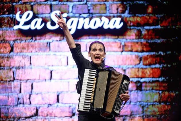 Essen: Carmela De Feo startet ihr neues Comedy-Programm Froschkönigin ** NUR FÜR REDAKTIONELLE ZWECKE ** EDITORIAL USE ONLY **<p>Carmela De Feo am Samstag, den 7. Februar 2026, in Stratmanns Theater in Essen. Copyright: UwexErnst *** Essen Carmela De Feo launches her new comedy program Frog Queen FOR EDITORIAL PURPOSES ONLY EDITORIAL USE ONLY p Carmela De Feo on Saturday, February 7, 2026, at Stratmanns Theater in Essen Copyright UwexErnst Copyright: UwexErnst doc84h8081p648o0iptcvx ,EDITORIAL USE ONLY