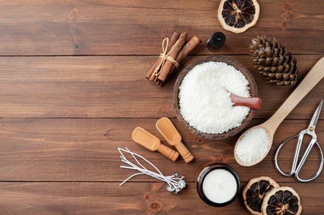 Zutaten für die Kerzenherstellung, Sojawachsflocken, Kerzen, Zimtdochte und Holzlöffel auf Holzhintergrund Zutaten für die Kerzenherstellung, Sojawachsflocken, Kerzen, Zimtdochte und Holzlöffel auf Holzhintergrund (License=RF) Copyright: xZoonar.com ILONAxSHOROKHOVAx 24604083