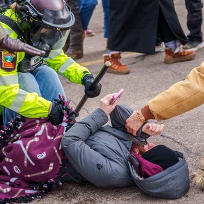 February 7, 2026, Minneapolis, Minnesota, USA: Anti-ICE protestors and local law enforcement clash Saturday afternoon after an unlawful assembly is declared. Minneapolis USA - ZUMAs326 20260207_znp_s326_015 Copyright: xHoldenxSmithx