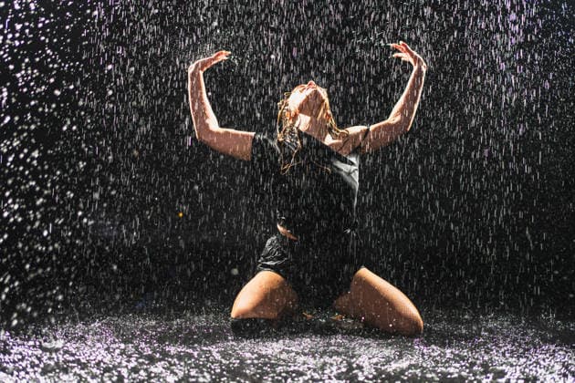 Zeitgenössische Tänzerin posiert im Regenwasser auf schwarzem Hintergrund. Künstlerin, die mit Ausdruck tanzt. Moderne Ballerina tanzen in Dunkelheit. Leidenschaft Tanz im Dunkeln. Flexibilitätsausgleich. Contemporary woman dancer posing in rain water on black background. Female artist performer dancing with expression. Modern ballerina dancing in darkness. Passion dance in dark. Flexibility balance (License=RF) ,model released, Symbolfoto Copyright: xZoonar.com IuliiaxZavalishinax 24611731 ,model released, Symbolfoto ,property released