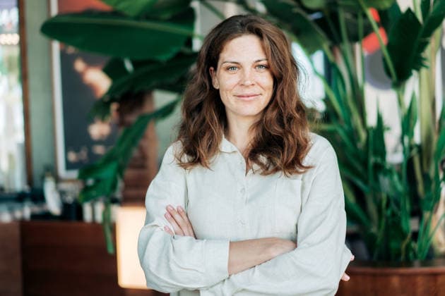 Eine schöne, selbstbewusste Frau steht mit verschränkten Armen in einem modernen öffentlichen Raum und schaut in die Kamera. A beautiful confident woman stands with her arms crossed in a modern public space and looks at the camera. (License=RF) ,model released, Symbolfoto Copyright: xZoonar.com TITOVAxILONAx 24612014 ,model released, Symbolfoto ,property released
