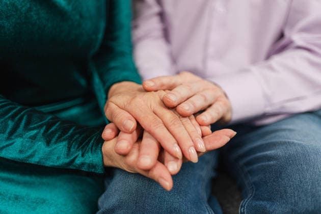 Alte paar Hände. Senior Paar in Liebe halten Hände. Mittlere alter ehemann frau berühren die hände mit zärtlichkeit liebe genießen sie gut sein. Großmutter Großvater zusammen. Familie Moment Liebe und kümmern. Old couple hands. Senior couple in love holding hands. Mid age old husband wife touching hands with tenderness love enjoying wellbeing. Grandmother grandfather together. Family moment love and care (License=RF) ,model released, Symbolfoto Copyright: xZoonar.com IuliiaxZavalishinax 24612100 ,model released, Symbolfoto ,property released