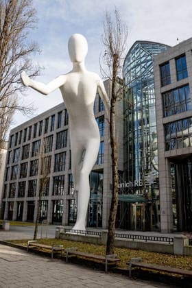 Muenchen GER, Themenbild Wirtschaft, Firmenlogos in Muenchen, 07.02.2026 Statue Skulptur vor der Munich Re in der Leopoldstrasse GER, Themenbild Wirtschaft, Firmenlogos in Muenchen, 07.02.2026 *** Munich GER, themed picture economy, company logos in Munich, 07 02 2026 statue sculpture in front of Munich Re in Leopoldstrasse GER, themed picture economy, company logos in Munich, 07 02 2026 Copyright: xEibner-Pressefoto HeikexFeinerx EP_HFR