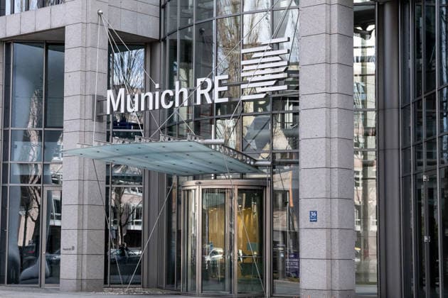 Muenchen GER, Themenbild Wirtschaft, Firmenlogos in Muenchen, 07.02.2026 Eingang zum Versicherer Rueckversicherer Munich Re in der Leopoldstrasse GER, Themenbild Wirtschaft, Firmenlogos in Muenchen, 07.02.2026 *** Munich GER, theme picture economy, company logos in Munich, 07 02 2026 Entrance to the insurer reinsurer Munich Re in Leopoldstrasse GER, theme picture economy, company logos in Munich, 07 02 2026 Copyright: xEibner-Pressefoto HeikexFeinerx EP_HFR
