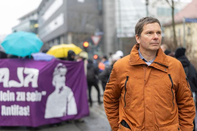 Free Maja Demo Jena 07022026 - Majas Vater Wolfram Jarosch +++ Nachdem die Jenaer Aktivistin Maja T. von einem Gericht in Budapest (Ungarn) zu acht Jahren Haft wegen eines vermeintlichen Angriffs auf Neonazis am Tag der Ehre verurteilt wurde, sind in Jena mehrere Hundert Linke zusammengekommen, um bei einer Demonstration ihre Solidaritaet mit Maja auszudruecken. Jena Thueringen Deutschland *** Free Maja Demo Jena 07022026 Majas father Wolfram Jarosch After the Jena activist Maja T was sentenced to eight years in prison by a court in Budapest Hungary for an alleged attack on neo-Nazis on the Day of Honor, several hundred leftists gathered in Jena to express their solidarity with Maja at a demonstration Jena Thuringia Germany 070226_ppb-34