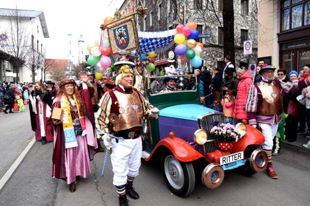 Teilnehmer mit Pulacher Rabenritter Muenchen 08.02.2026 Viktualienmarkt Damische Rtter Turmfalken Faschingszug Aufstellung der Teinehmer auf den Festzugwagen Foto Muenchen *** Participants with Pulacher Rabenritter Muenchen 08 02 2026 Viktualienmarkt Damische Rtter Turmfalken carnival procession Line-up of the participants on the floats Photo Muenchen