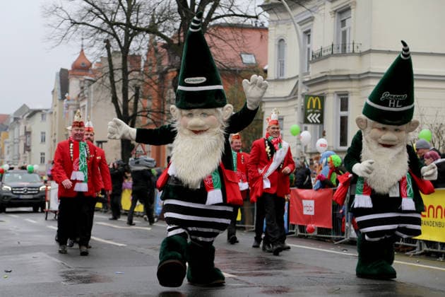 Germany: Zug der fröhlichen Leute carnival parade in Cottbus Participants take part in the carnival parade Zug der fröhlichen Leute (Procession of Cheerful People) in Cottbus, eastern Germany. The parade, considered one of the largest carnival processions in eastern Germany, set off at 13:11 and features decorated floats, dance groups, and marching bands, with participants from Berlin, Brandenburg, Saxony, and Mecklenburg-Western Pomerania. Cottbus Brandenburg Germany