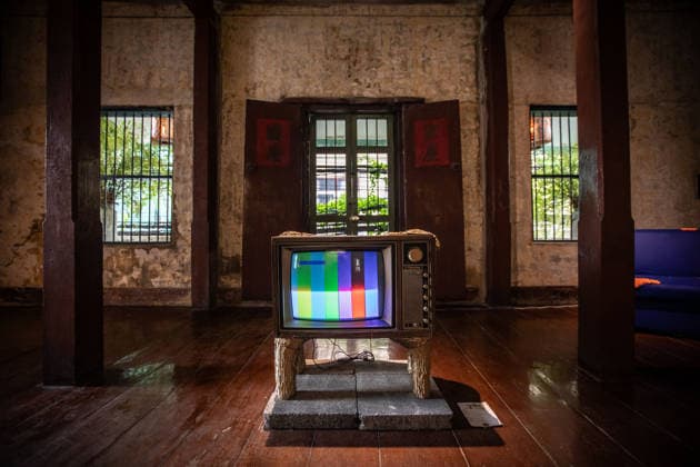 Bangkok Design Week 2026 in Bangkok, Thailand - 08 Feb 2026 A TV seen part of an art installation during Bangkok Design Week 2026. Bangkok Design Week 2026, themed Design SOS is an expansive festival celebrating creativity and design across Bangkok. Held from January 29 to February 08, showcasing innovative design solutions and fostering positive energy amidst challenges. It promotes Bangkok s status as a UNESCO Creative City of Design, attracting creatives and visitors to explore and contribute to the city s vibrant design landscape. Bangkok Thailand Copyright: xGuillaumexPayenx xSOPAxImagesx GUI_PAYEN_08FEB2026_131A8373
