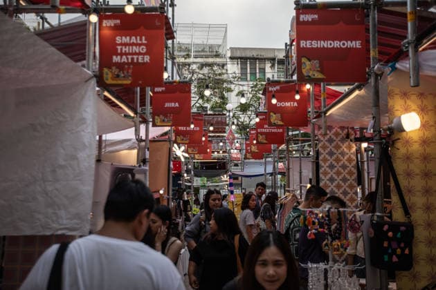 Bangkok Design Week 2026 in Bangkok, Thailand - 08 Feb 2026 People walk through stands during Bangkok Design Week 2026. Bangkok Design Week 2026, themed Design SOS is an expansive festival celebrating creativity and design across Bangkok. Held from January 29 to February 08, showcasing innovative design solutions and fostering positive energy amidst challenges. It promotes Bangkok s status as a UNESCO Creative City of Design, attracting creatives and visitors to explore and contribute to the city s vibrant design landscape. Bangkok Thailand Copyright: xGuillaumexPayenx xSOPAxImagesx GUI_PAYEN_08FEB2026_131A8417