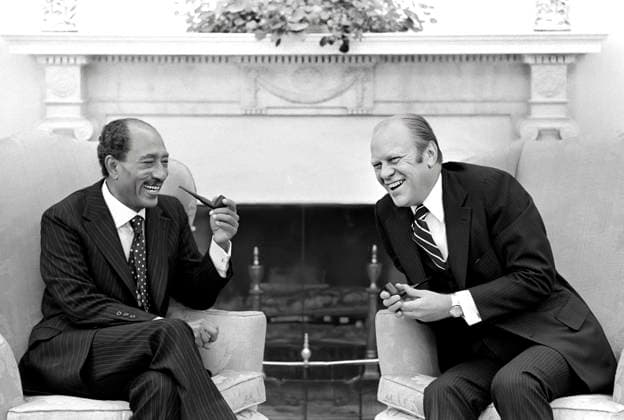 U.S. President Gerald R. Ford and President Anwar al-Sadat of Egypt meeting in White House Oval Office, Washington, D.C., USA, Gerald R. Ford White House Photographs, October 27, 1975  Copyright: xCircaxImagesx ghi-circa14115