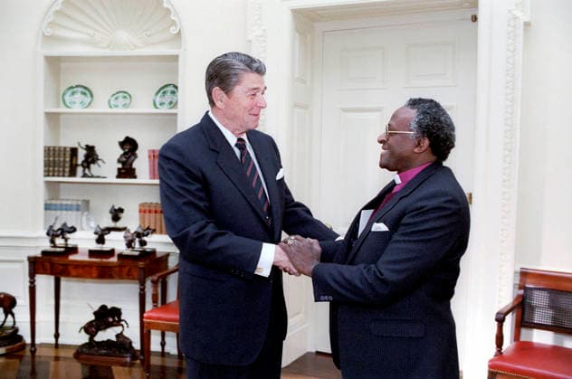 U.S. President Ronald Reagan meeting with Bishop Desmond Tutu of Anglican Church of South Africa, White House Oval Office, Washington, D.C., USA, President Ronald Reagan White House Photographic Office, December 7, 1984  Copyright: xCircaxImagesx ghi-circa14067