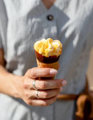 Frau mit fruchtigem Eis in den Händen Woman hand holding ice cream cone outdoors (License=RF) Copyright: xZoonar.com IlonaxShorokhovax 24624305