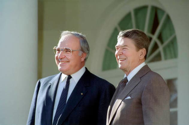 November 3, 1984, Washington, Dc, USA: U.S. President Ronald Reagan and Chancellor Helmut Kohl of The Federal Republic of Germany greeting the press in The White House Rose Garden, Washington, D.C., USA, President Ronald Reagan White House Photographic Office, November 3, 1984 Washington USA - ZUMAg145 19841103_zap_g145_001 Copyright: xJTxVintagex