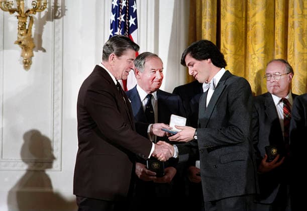 February 19, 1985, Washington, Dc, USA: U.S. President Ronald Reagan during a ceremony to present the 1985 National Technology Awards to Steven Jobs in the East Room of the White House, Washington, D.C., USA, February 19, 1985 Washington USA - ZUMAg145 19850219_zap_g145_001 Copyright: xJTxVintagex