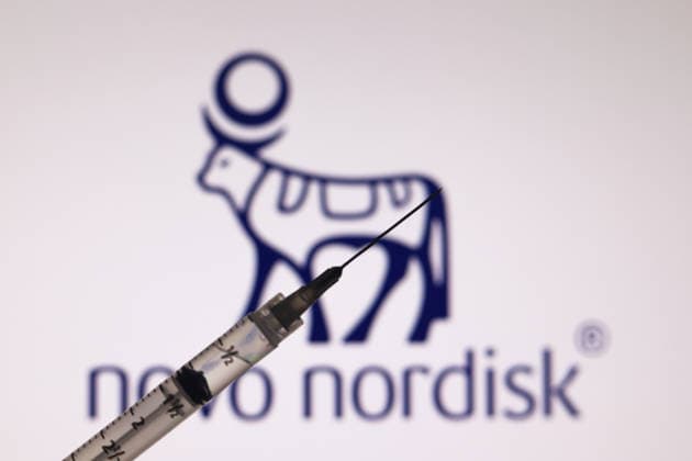 Das Novo Nordisk-Logo erscheint auf dem Bildschirm mit einer medizinischen Spritze in dieser Fotoillustration in Ontario, Kanada, am 3. Februar 2026. The Novo Nordisk logo appears on the screen with a medical syringe in this photo illustration in Ontario, Canada, on February 3, 2026 (License=RM) Copyright: xZoonar.com RafaelxHenriquexdaxSilvax 24626598