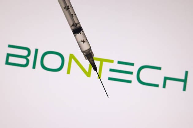 Das BioNTech-Logo erscheint auf dem Bildschirm mit einer medizinischen Spritze in dieser Fotoillustration in Ontario, Kanada, am 3. Februar 2026. The BioNTech logo appears on the screen with a medical syringe in this photo illustration in Ontario, Canada, on February 3, 2026 (License=RM) Copyright: xZoonar.com RafaelxHenriquexdaxSilvax 24626605