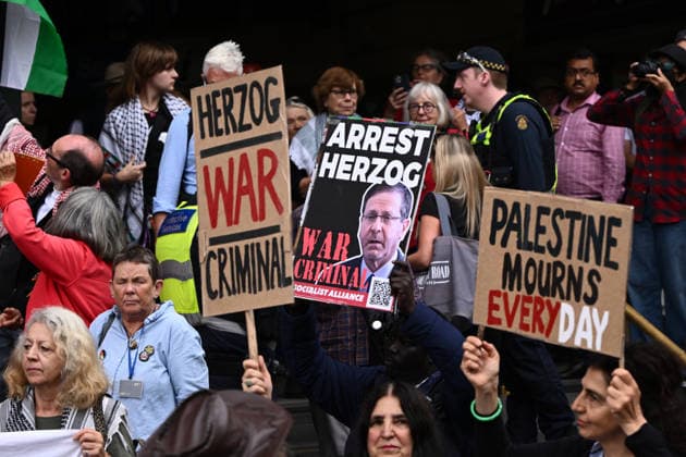 HERZOG AUSTRALIA VISIT PROTEST, Protestors gather during a protest against Israeli President Isaac Herzog™s visit to Australia at Flinders Street Station in Melbourne, Monday, February 9, 2026. Israeli President Isaac Herzog is on a four-day visit to Australia ( NO ARCHIVING MELBOURNE VICTORIA AUSTRALIA  Copyright: xJOELxCARRETTx 20260209130352510520