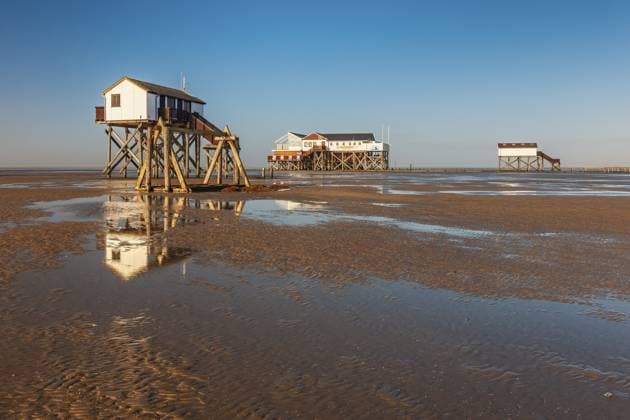 Pfahlhäuser am Strand bei Ebbe, St. Peter-Ording, Nationalpark Schleswig-Holsteinisches Wattenmeer, Schleswig-Holstein, Deutschland Stilt houses on the beach at low tide, St. Peter-Ording, Schleswig-Holstein Wadden Sea National Park, Schleswig-Holstein, Germany Copyright: imageBROKER AndreasxVitting iblavg16552222.jpg