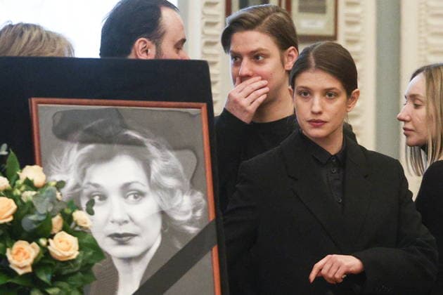 RUSSIA, MOSCOW - FEBRUARY 9, 2026: Actors Anna Chipovskaya (L front) and Pavel Tabakov (R back) attend a farewell ceremony for actress Olga Chipovskaya in the Great Portrait Foyer of the Vakhtangov State Academic Theatre. Chipovskaya passed away on February 4 at the age of 67 Moscow Russia  - ZUMAt113 20260209_zaa_t113_038 Copyright: xSofyaxSandurskayax