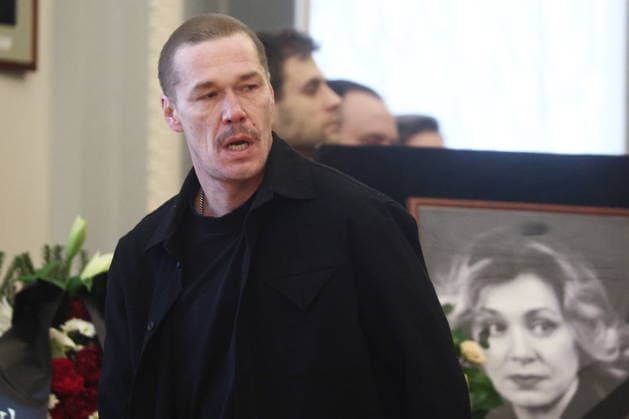 RUSSIA, MOSCOW - FEBRUARY 9, 2026: Actor Artyom Bystrov attends a farewell ceremony for actress Olga Chipovskaya in the Great Portrait Foyer of the Vakhtangov State Academic Theatre. Chipovskaya passed away on February 4 at the age of 67 Moscow Russia  - ZUMAt113 20260209_zaa_t113_046 Copyright: xSofyaxSandurskayax