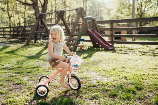 Laughing young child riding tricycle in backyard McClure, Illinois, United States CR_WEKW260206-1961591-01 ,model released, Symbolfoto