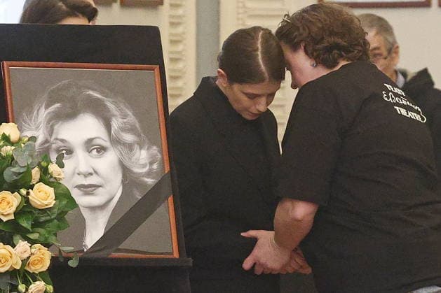 RUSSIA, MOSCOW - FEBRUARY 9, 2026: Actress Anna Chipovskaya attends a farewell ceremony for her actress mother Olga Chipovskaya in the Great Portrait Foyer of the Vakhtangov State Academic Theatre. Chipovskaya passed away on February 4 at the age of 67 Moscow Russia  - ZUMAt113 20260209_zaa_t113_066 Copyright: xSofyaxSandurskayax