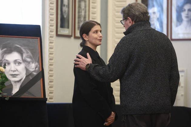 RUSSIA, MOSCOW - FEBRUARY 9, 2026: TV host Mikhail Shirvindt approaches actress Anna Chipovskaya during a farewell ceremony for her mother Olga Chipovskaya in the Great Portrait Foyer of the Vakhtangov State Academic Theatre. Chipovskaya passed away on February 4 at the age of 67 Moscow Russia  - ZUMAt113 20260209_zaa_t113_071 Copyright: xSofyaxSandurskayax
