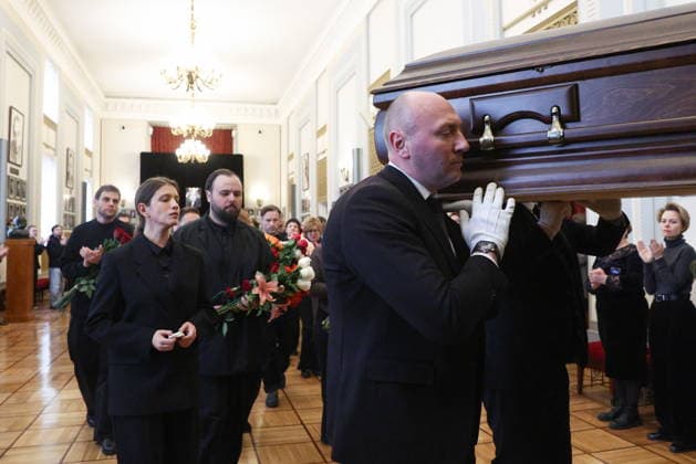RUSSIA, MOSCOW - FEBRUARY 9, 2026: Actress Anna Chipovskaya follows pallbearers after a farewell ceremony for her mother Olga Chipovskaya in the Great Portrait Foyer of the Vakhtangov State Academic Theatre. Chipovskaya passed away on February 4 at the age of 67 Moscow Russia  - ZUMAt113 20260209_zaa_t113_077 Copyright: xSofyaxSandurskayax