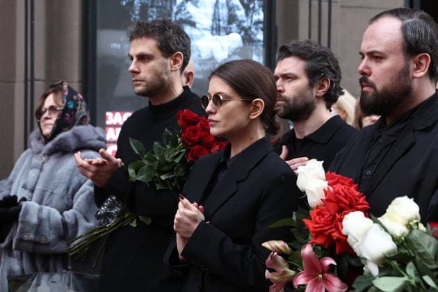 RUSSIA, MOSCOW - FEBRUARY 9, 2026: Actress Anna Chipovskaya follows pallbearers after a farewell ceremony for her mother Olga Chipovskaya at the Vakhtangov State Academic Theatre. Chipovskaya passed away on February 4 at the age of 67 Moscow Russia  - ZUMAt113 20260209_zaa_t113_080 Copyright: xSofyaxSandurskayax
