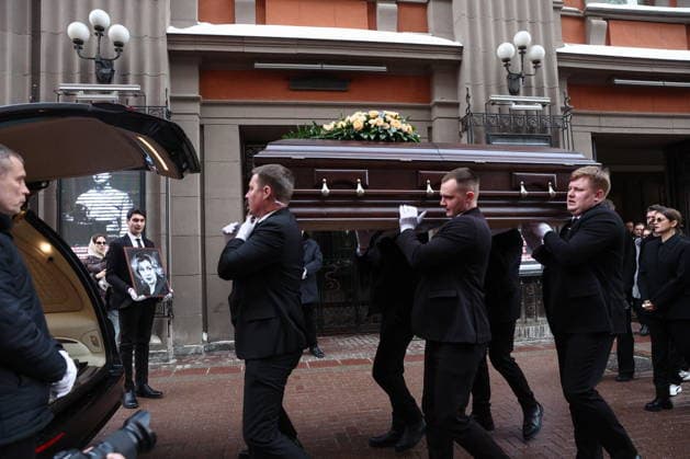 RUSSIA, MOSCOW - FEBRUARY 9, 2026: Pallbearers emerge after a farewell ceremony for actress Olga Chipovskaya at the Vakhtangov State Academic Theatre. Chipovskaya passed away on February 4 at the age of 67 Moscow Russia  - ZUMAt113 20260209_zaa_t113_100 Copyright: xSofyaxSandurskayax