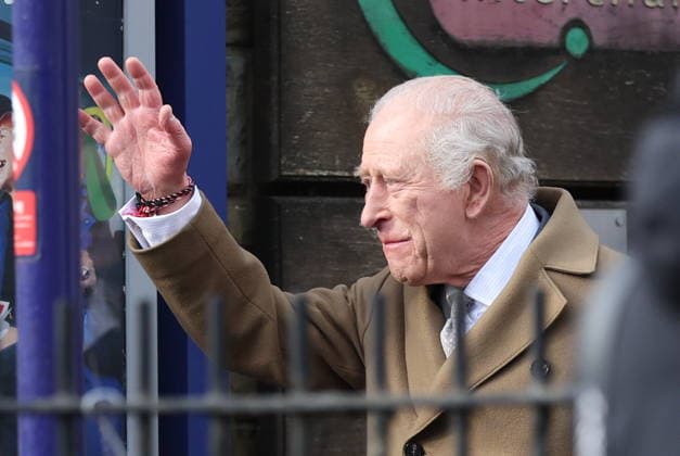 Image Licensed to Parsons Media. 09 02 2026. Clitheroe, United Kingdom. The King visits Lancashire. Clitheroe Train Station. His Majesty King Charles III greets members of the public as he arrives at Clitheroe Train Statoun for a day of visits in Lancashire.  Copyright: xRyanxJenkinsonx xParsonsxMediax PAR-9184-0010