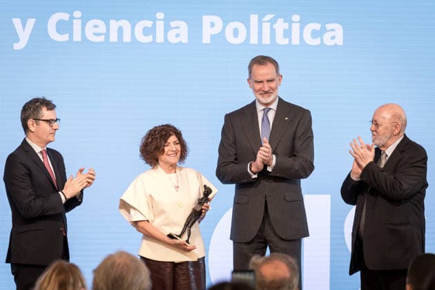The King presents the National Prize for Sociology and Political Science 2025 King Felipe VI and the Minister of the Presidency, Felix Bolanos, during the presentation of the National Prize for Sociology and Political Science 2025 to the Professor of Sociology at the University of Valencia, Capitolina Diaz Martinez, in the Royal Collections Gallery of the Royal Palace of Madrid, on February 9, 2026, in Madrid Spain The prize is awarded in recognition of the academic, scientific and professional contribution and trajectory in the field of Sociology or Political Science 09 FEBRUARY 2026 Diego Radamé Spain  Copyright: xDiegoxRadamÃ sx 7276483