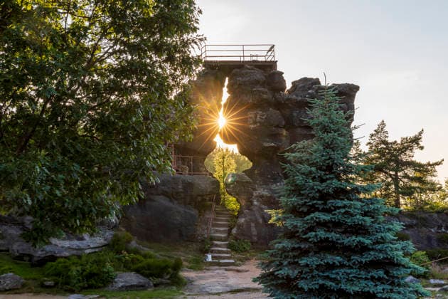 Felsentor Töpfer mit Sonnendurchgang zur Sommersonnenwende, Berg Töpfer bei Oybin, Sonnenheiligtümer der Oberlausitz, Zittauer Gebirge, Sachsen, Deutschland *** Töpfer rock gate with sun passage at the summer solstice, Mount Töpfer near Oybin, sun sanctuaries of Upper Lusatia, Zittau Mountains, Saxony, Germany