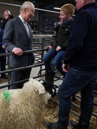 . 09 02 2026. Clitheroe, United Kingdom. King Charles III during a visit to the Clitheroe Auction Mart in Lancashire, United Kingdom.  xPoolx xi-Imagesx IIM-26557-0033