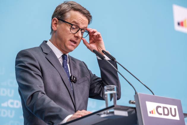 Pressekonferenz mit dem Generalsekretär der CDU Deutschlands, Dr. Carsten Linnemann MdB und dem Ersten Parlamentarischen Geschäftsführer der CDU CSU-Bundestagsfraktion, Steffen Bilger MdB am 09.02.2026 in Berlin. Pressekonferenz mit dem Generalsekretär der CDU Deutschlands, Dr. Carsten Linnemann MdB und dem Ersten Parlamentarischen Geschäftsführer der CDU CSU-Bundestagsfraktion, Steffen Bilger MdB am 09.02.2026 in Berlin. Dr. Carsten Linnemann spricht zu den Anwesenden. Berlin Berlin Deutschland CDU-Bundesgeschäftsstelle (Konrad-Adenauer-Haus) *** Press conference with the Secretary General of the CDU Germany, Dr Carsten Linnemann MdB and the First Parliamentary Secretary of the CDU CSU parliamentary group, Steffen Bilger MdB on 09 0