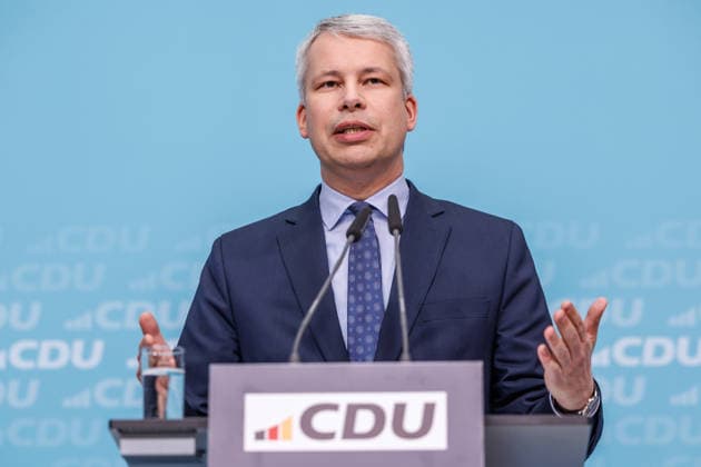 Pressekonferenz mit dem Generalsekretär der CDU Deutschlands, Dr. Carsten Linnemann MdB und dem Ersten Parlamentarischen Geschäftsführer der CDU CSU-Bundestagsfraktion, Steffen Bilger MdB am 09.02.2026 in Berlin. Pressekonferenz mit dem Generalsekretär der CDU Deutschlands, Dr. Carsten Linnemann MdB und dem Ersten Parlamentarischen Geschäftsführer der CDU CSU-Bundestagsfraktion, Steffen Bilger MdB am 09.02.2026 in Berlin. Steffen Bilger spricht zu den Anwesenden. Berlin Berlin Deutschland CDU-Bundesgeschäftsstelle (Konrad-Adenauer-Haus) *** Press conference with the Secretary General of the CDU Germany, Dr Carsten Linnemann MdB and the First Parliamentary Secretary of the CDU CSU parliamentary group, Steffen Bilger MdB on 09 02 2026