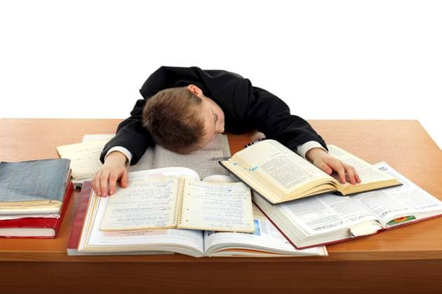 Müder Schuljunge, der auf den Büchern liegt und schläft Tired schoolboy lying and sleeping on the books Copyright: imageBROKER AndreyxShadrin ibxiqx16027498.jpg ,model released, Symbolfoto ,property released