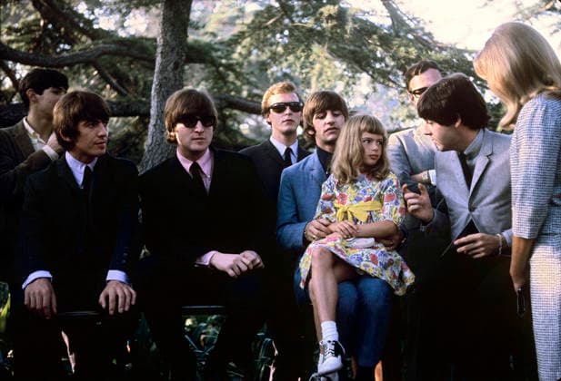 RECORD DATE NOT STATED The Beatles (Paul McCartney, George Harrison, Ringo Starr, John Lennon) talking with fans 1964 EDITORIAL USE ONLY  Copyright: xGuntherx