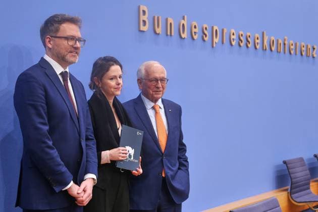 Berlin, Deutschland, 09.02.2026: Bundespressekonferenz: PK zur bevorstehenden Münchner Sicherheitskonferenz und zum Munich Security Report 2026: L-R: Tobias Bunde, Director of Research & Policy, Sophie Eisentraut, Head of Research & Publications der Münchner Sicherheitskonferenz, Wolfgang Ischinger, Chef der MSC *** Berlin, Germany, 09 02 2026 Federal Press Conference PK on the upcoming Munich Security Conference and the Munich Security Report 2026 L R Tobias Bunde, Director of Research Policy, Sophie Eisentraut, Head of Research Publications of the Munich Security Conference, Wolfgang Ischinger, Head of the MSC Copyright: xdtsxNachrichtenagenturx dts_105797