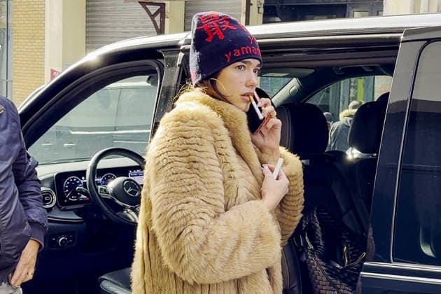 Exclusive Singer Dua Lipa steps out of her van with a cigarette in her mouth before heading to recording studios in Paris, France, on February 9, 2026 Gedeon Taieb Bestimage Exclusive Singer Dua Lipa steps out of her van with a cigarette in her mouth before heading to recording studios in Paris, France, on February 9, 2026 Paris France  Copyright: xGedeonxTaiebx xBestimagexGedeonxTaiebx xBestimagex