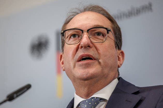 Bundesminister des Innern Alexander Dobrindt und Bundesjustizministerin Hubig besuchen das Terrorismusabwehrzentrum (GTAZ) Bundesminister des Innern Alexander Dobrindt und Bundesjustizministerin Hubig besuchen das Terrorismusabwehrzentrum (GTAZ) am 09.02.2026 in Berlin. Berlin Berlin Deutschland Haus der Bundespressekonferenz *** Federal Minister of the Interior Alexander Dobrindt and Federal Minister of Justice Hubig visit the Counter-Terrorism Center GTAZ Federal Minister of the Interior Alexander Dobrindt and Federal Minister of Justice Hubig visit the Counter-Terrorism Center GTAZ on 09 02 2026 in Berlin Berlin Berlin Germany House of the Federal Press Conference