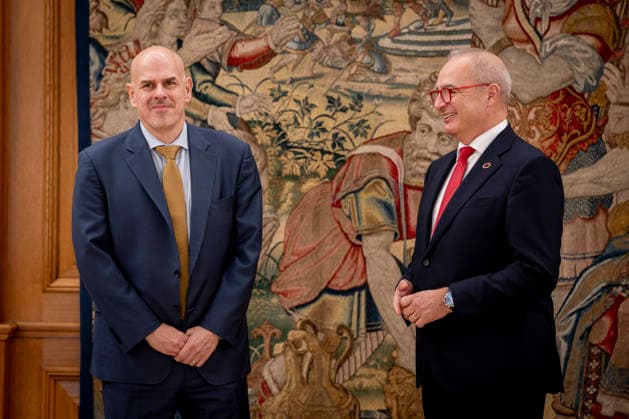 King Felipe VI receives in audience ORACLE executives King Felipe VI receives in audience the CEO of Oracle, Mike Sicilia i , and the General Manager of Oracle Spain, Albert Triola d , at the Palace of La Zarzuela, on February 9, 2026, in Madrid Spain 09 FEBRUARY 2026 A Pé Madrid Madrid Spain  Copyright: xA.xPÃ rezxMecax 7277548