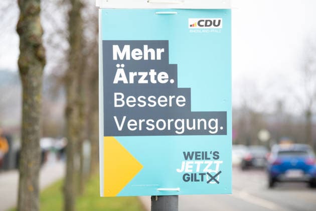 Landtagswahl Trier in Rheinland-Pfalz, Deutschland, Wahlplakat, Werbung für den Kandidaten einer politischen Partei, Wahlkampf *** State election Trier in Rhineland Palatinate, Germany, Election poster, Advertising for the Candidates a political Party, Election campaign 1133605713