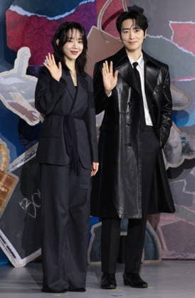 S. Korean actress Shin Hye-sun and actor Lee Jun-hyuk S. Korean actress Shin Hye-sun and actor Lee Jun-hyuk South Korean actress Shin Hye-sun and actor Lee Jun-hyuk, who star in the drama The Art of Sarah, an original series by Netflix, pose for a photo during a publicity event in Seoul on Feb. 10, 2026. The eight-episode series will be released worldwide on Feb. 13. (Yonhap) 2026-02-10 15:25:30 < 1980-2026 YONHAPNEWS AGENCY. .> ¼­¿ïÆ¯º°½Ã EDITORIAL USE ONLY  Copyright: xx PYH2026021012490034400 YonhapxNewsx yonphotos249597